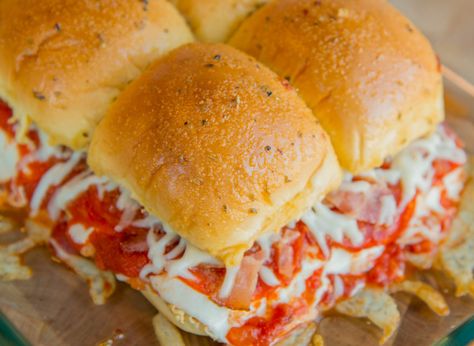 Pepperoni Pizza Sliders - Martin's Famous Potato Rolls and Bread Pepperoni Pizza Sliders, Party Rolls, Potato Party, Potato Rolls Recipe, Tailgate Foods, Roll Sliders, Pizza Sliders, Sliders Recipes Hawaiian Rolls, Tailgating Snacks