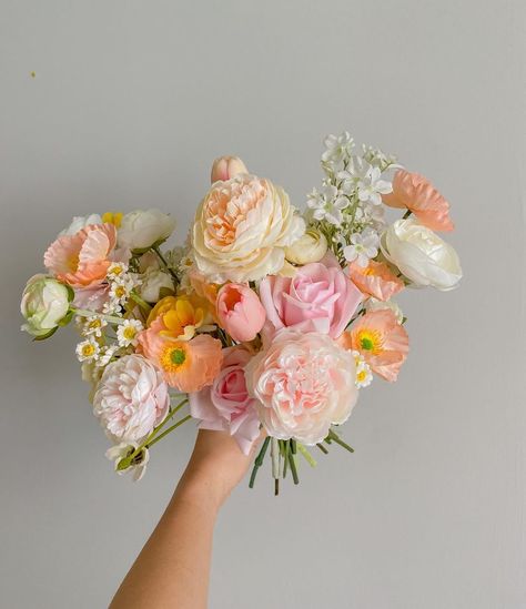 Peach Wedding Bouquet, Orange And Pink Wedding, Pink Flower Arrangements, Peach Bouquet, Colorful Wedding Flowers, Yellow Wedding Flowers, Romantic Bouquet, Bridal Bouquet Flowers, Peony Wedding