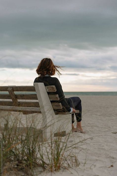 Person Photography, Winter Typ, Black And White Art Drawing, Alone Photography, Woman Sitting, Beach Portraits, Person Sitting, Beach Photoshoot, Fotografi Potret