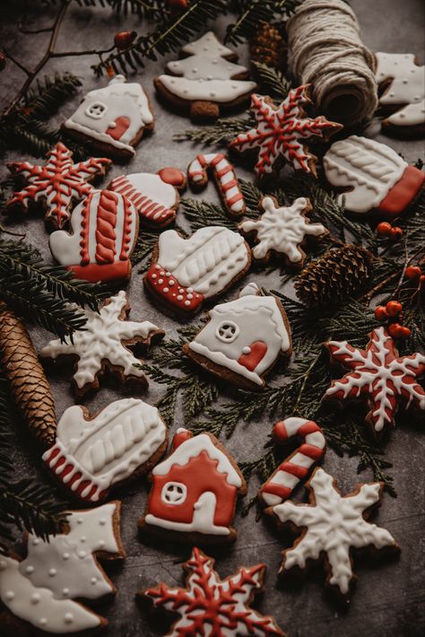 Christmas cookies ideas Christmas Cookie Aesthetic, Christmas Cookies Aesthetic, Christmas Cookies Ideas, Cookie Photography, Christmas Flatlay, Candy Cane Cookies, Cookies Ideas, Christmas Wallpapers, Book Board