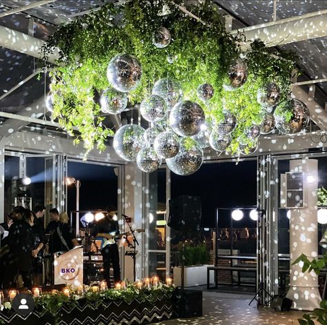 Disco Ball And Greenery Ceiling, Disco Ball And Greenery, Disco Ball Decoration, Disco Ball Ideas, Electric Disco Wedding, Gala Table Decor, Jungle Disco Wedding, Gala Event Decor, Disco Balls Wedding