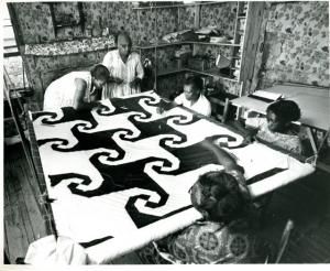 ...the New York Foundation's grant to the [Freedom Quilting Bee] Cooperative [in Alabama] was used towards the construction of a new sewing building, the Martin Luther King, Jr. Memorial Sewing Center. Prior to its construction, the quilters worked in small, cramped cabins such as the one pictured here. Hand Quilting Frames, Bee Photos, Freedom Quilt, Quilt History, Gees Bend Quilts, Puzzle Quilt, Quilt Pictures, African American Quilts, History Of Quilting