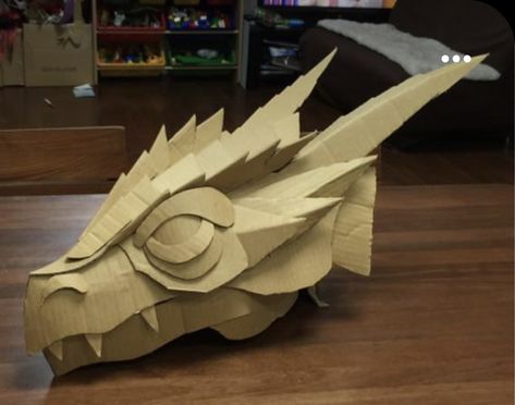 Dragon Paper Sculpture, Paper Mache Dragon, Cardboard Art Sculpture, Dragon Project, Cardboard Costume, Handmade Halloween Costumes, Cardboard Mask, Scary Halloween Decorations Outdoor, Roi Arthur