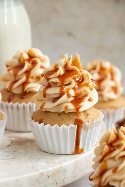 Easy Salted Caramel Cupcakes From Scratch - The Hearty Life Easy Salted Caramel, Cupcakes From Scratch, Salted Caramel Chocolate Cake, Salted Caramel Cupcakes, Unique Cupcakes, Caramel Cupcakes, Good Meatloaf Recipe, Dessert Presentation, Caramel Pretzels