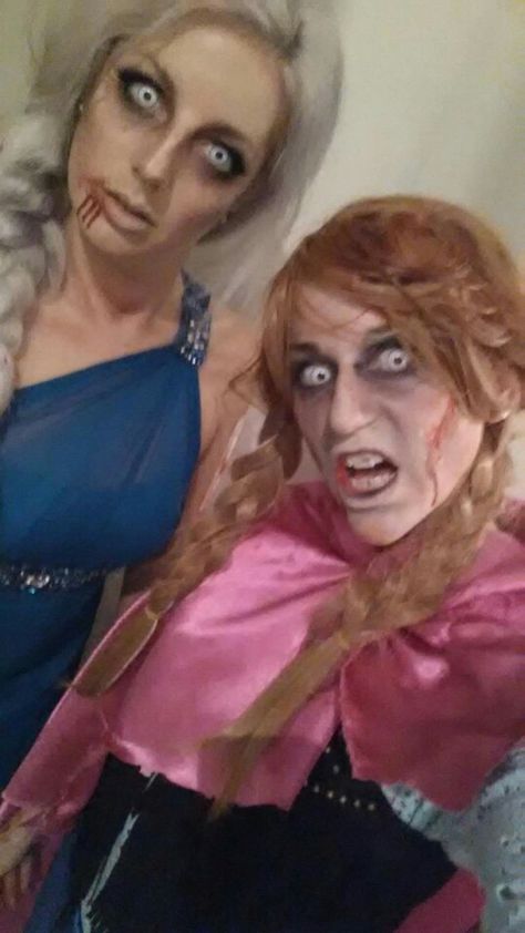 Zombie Elsa and Anna from Frozen Halloween outfits. Zombie Elsa, 90s Cosplay, Elsa Halloween, Frozen Halloween, Anna From Frozen, Anna Und Elsa, Halloween Costumes 2016, Elsa And Anna, Anna Elsa