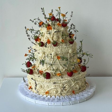 Olive Oil Wedding Cake, Pistachio Wedding Cake, Fig Wedding Cake, Old Cake Design, Earthy Cake, Cute Wedding Cakes, Cottagecore Cake, 2 Weeks Notice, Whimsical Cake