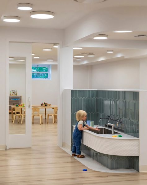 Kindergarten Photography, Kindergarten Interior, Kids Toilet, Daycare Design, Kids Cafe, Kindergarten Design, Blue Ceilings, City Kid, Cubby Storage