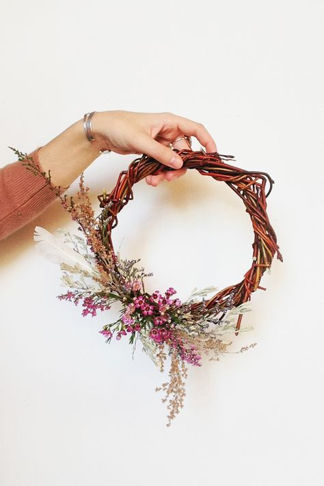 Willow Wreath Ideas, Flower Wreath Diy, Stick Wreath, Twig Crafts, Entertaining Tips, Willow Wreath, Flower Wreaths, Dried Flower Wreaths, Small Wreaths