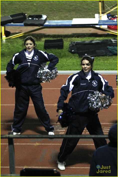 Kendall and kylie cheerleading Kylie Jenner Cheerleader, Cheer Warmups, Cheer Warm Ups, Kim Kardashian And North, Kendall Kylie Jenner, Dream Kardashian, Cute Cheer Pictures, Cheer Picture Poses, Jenner Family