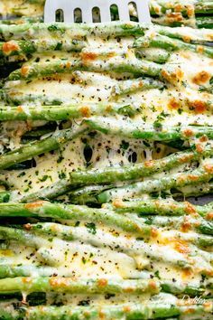 Cheesy Roasted Green Beans are a deliciously easy side dish. Roasted in olive oil, garlic and parmesan, then baked with cheese until melted! Simple Side Dishes For Dinner, Sides That Go With Steak, Side Dishes For Turkey, Dinner Recipes For A Crowd, Gourmet Side Dishes, Beans Beans, Steak Side Dishes, Garlic Green Beans, Roasted Green Beans