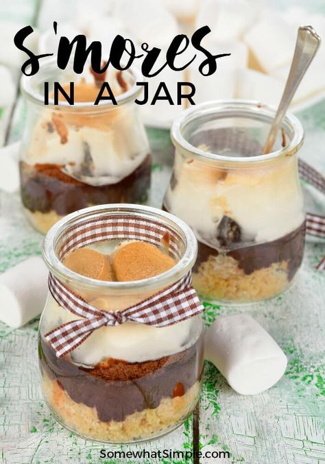 S'mores Dessert in a Jar - make these cute treats for summer! Chocolate Dessert Ideas, Dessert For Kids, Smores Dessert, Skip To My Lou, Cake Mug, Summertime Recipes, Dessert In A Jar, Summer Baking, Summer Recipe