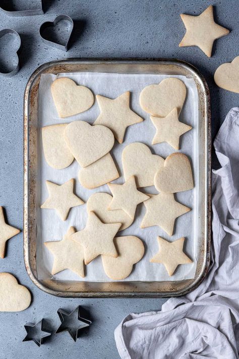 Vegan vanilla sugar cookies - these easy vegan vanilla biscuits are great for making cut-outs as they hold their shape really well. Use this recipe as a base to decorate as you like. Perfect for birthdays, Christmas, Halloween, Easter or Valentine's day! Vegan Sugar Cookie Recipe, Christmas Biscuits Recipe, Vegan Royal Icing, Quitting Sugar, Cut Out Sugar Cookies, Vegan Christmas Cookies, Vegan Sugar Cookies, Vanilla Sugar Cookies, Vanilla Biscuits