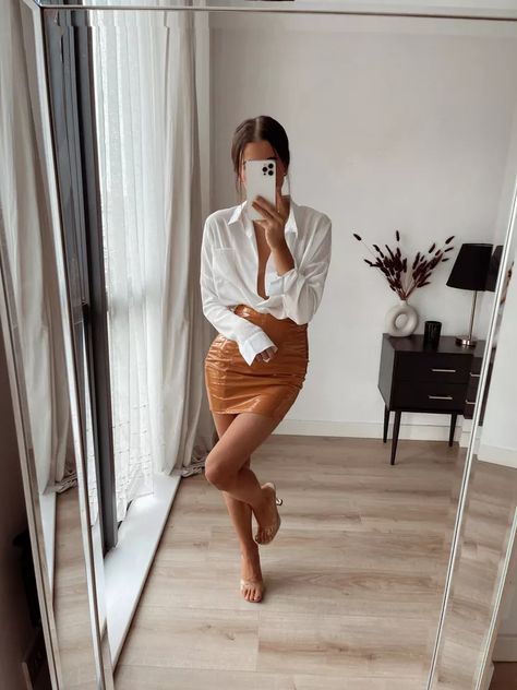 Tan Leather Skirt Outfit, Leather Mini Skirt Outfit Night, White Leather Skirt Outfit, Tan Skirt Outfits, Leather Skirt Outfit Winter, Leather Mini Skirt Outfit, Tan Leather Skirt, White Leather Skirt, Skirt Outfit Summer