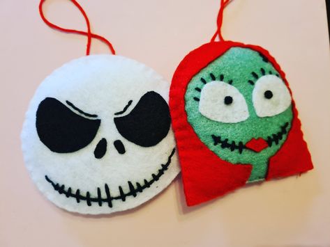 Nightmare Before Christmas Halloween Decor, Halloween Felt Crafts, Nightmare Before Christmas Tree, Felt Keyring, Jack Skellington And Sally, Nightmare Before Christmas Characters, Nightmare Before Christmas Ornaments, Halloween Decor Ideas, Nightmare Before Christmas Halloween