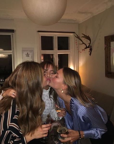 Friends Kissing Friendship, Drunk Party Girls, Drunk Pictures, Drunk Party, Tender Kiss, Bestie Vibes, Beautiful Teeth, Woman Loving Woman, Girlfriend Goals