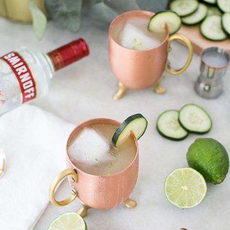 Entertaining expert Eden Passante of Sugar And Charm is sharing her Tokyo Moscow Mule cocktail recipe! Diy Tiki Torch, Moscow Mule Recipe Classic, Tequila Sangria, Vodka Cocktails Easy, Sake Cocktail, Summer Vodka Cocktails, Moscow Mule Cocktail, Moscow Mule Recipe, Mule Cocktail