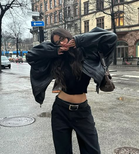 Estilo Madison Beer, Madison Beer Style, Madison Beer Outfits, Stile Hijab, Beer Outfit, Mode Zara, Skandinavian Fashion, Uni Outfits, Leather Jacket Outfits