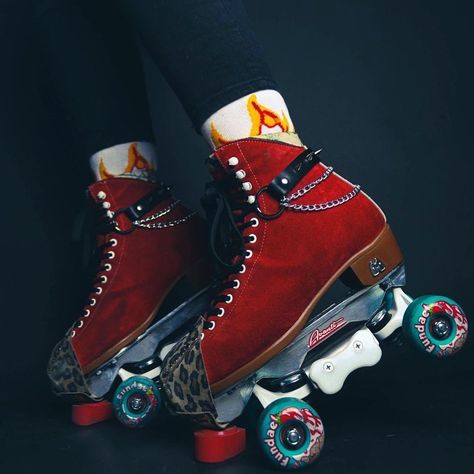 Red Roller Skates Aesthetic, Roller Skate Set Up, Bratz House, Red Roller Skates, Quad Skating, Photo Screen, Skater Boi, Skate Fits, Skate Aesthetic