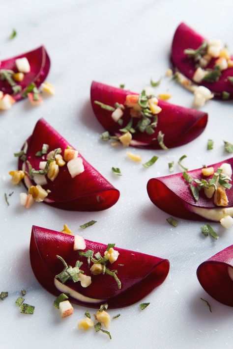 Easy Raw Beet Ravioli with Vegan Cashew Cheese Hummus Bites, Beet Ravioli, Vegan Cashew Cheese, Raw Beets, Fest Temaer, Cashew Cheese, Party Food Appetizers, Food Presentation, Food Plating