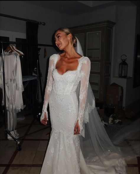 Sleeved Mermaid Wedding Dress, Long Sleeve Lace Wedding Dress With Veil, Long Sleeve Wedding Dress Low Back, Wedding Bridal Hairstyles With Veil, Long Vail Wedding Dresses, Wedding Dress Flare Sleeves, Wedding Dresses Embellished, Haley Bieber Wedding Dress, White Satin Dress Wedding