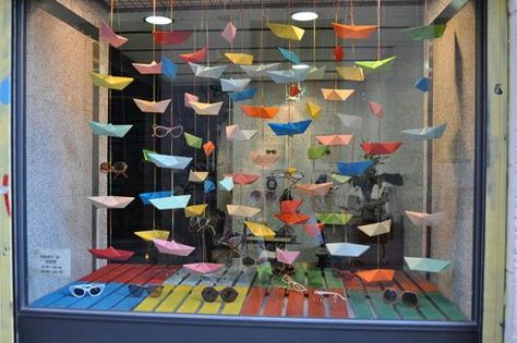 escaparates de verano - Buscar con Google Paper Boats, Window Display Retail, Eyewear Display, Summer Window, Store Window Displays, Window Display Design, Boutique Decor, Store Windows, Store Window