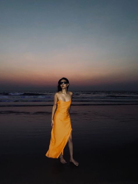 Sunset Dress Photoshoot, Flash Beach Photoshoot, Sunset Beach Shoot, Sunset Flash Photography, Beach Camping Outfits, Bday Poses, Beach Dress Photoshoot, Sunset Photoshoot Ideas, Sunset Fashion