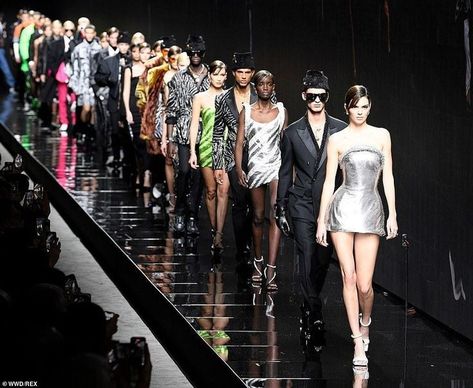 Kendall Versace, Versace Models, Fashion Show Aesthetic, Runway Aesthetic, Mode Gossip Girl, Silver Mini Dress, Chic Black Dress, Fashion Dream Job, Versace Runway