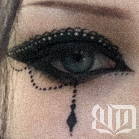 Lace Eye Makeup, Lace Makeup Look, Lace Eyeliner, Romantic Goth Hairstyles, Gothic Eyeshadow, Victorian Goth Makeup, Halloween Eyeshadow Looks, Angelcore Makeup, Romantic Goth Fashion