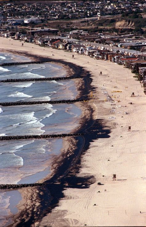 30 years ago, miles of O.C. beaches were fouled by a devastating oil spill - Los Angeles Times Oil Spill Art, Ocean Pollution Aesthetic, Sea Pollution, Oil Pollution Sea, Pollution In The Ocean, Oil Pollution, Deepwater Horizon, Masters Thesis, Marine Dumping Water Pollution