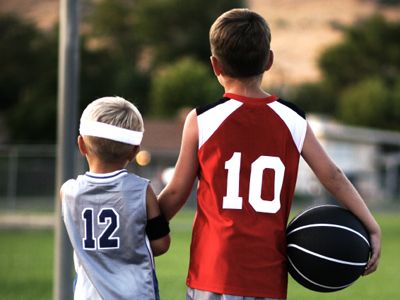 #Children are getting involved in organized #sports at younger ages, so how and when do you choose to sign them up. Basketball Tricks, Uk Basketball, Bola Basket, Basketball Tips, Youth Basketball, Basketball Camp, Basketball Goals, Basketball Drills, Kids Basketball