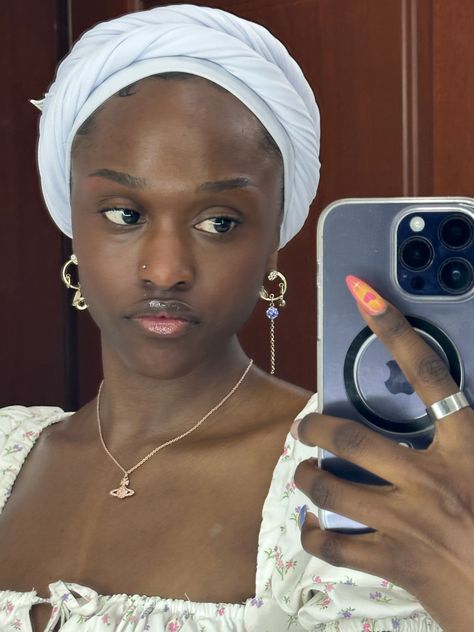 White Head Wrap Outfit, Veiling Styles, Headwrap Ideas, Headwrap Styles, Headwrap Hairstyles, Hairstyles School, Earthy Aesthetic, Head Wrap Styles, Earthy Style