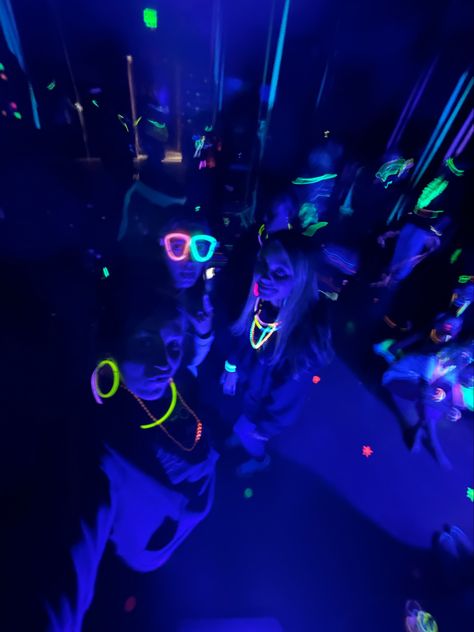 #glowsticks #fun #party #girls #summer Skyzone Glow Night, Glow Stick Party Aesthetic, Glowstick Party Aesthetic, Glow Stick Birthday Party, Glow Stick Dance Party, Neon House Party, Glowsticks Party, Neon Party Aesthetic, Neon Night Party