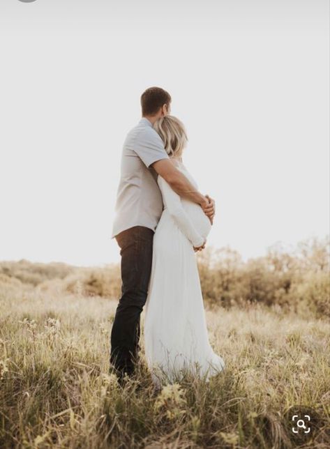 Maternity Mother Photography, Maternity Pictures Poses Couple, Modern Boho Maternity Shoot, Maternity Photoshoot Inspiration, Maternity Photography October, Fall Maternity Photos Couple, Vineyard Maternity Pictures, Fun Maternity Pictures With Husband, Mountain Maternity Pictures