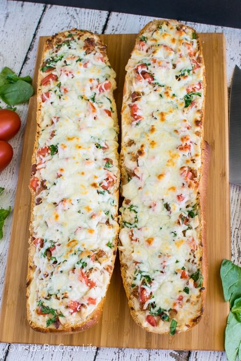 BLT Chicken Alfredo French Bread Pizza - easy 20 minute dinner recipe Blt Chicken, Pizza Easy, Alfredo Pizza, Great Dinner Recipes, Bread Sandwich, French Bread Recipe, French Bread Pizza, Bread Pizza, Pizza Ingredients