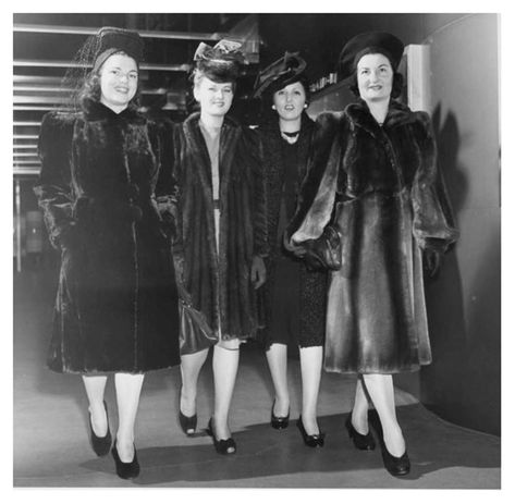 1940s-Fashion-Forecast---Coats---New-York-Worlds-Fair-1939f Group Posing, 1940s Looks, 1940s Women, 1940s Woman, Vintage Fashion 1950s, Fashion Forecasting, Fur Clothing, Fashion 1950s, Vintage Clothes Women