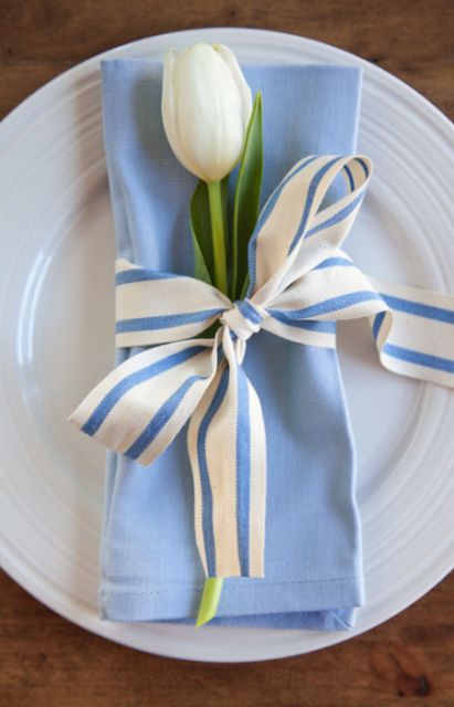 Beautifully Simple Easter Tablescapes Easter Place Settings, Tafel Decor, Easter Table Settings, Easter Tablescapes, Spring Table, Easter Dinner, Easter Table Decorations, Easter Time, Easter Brunch