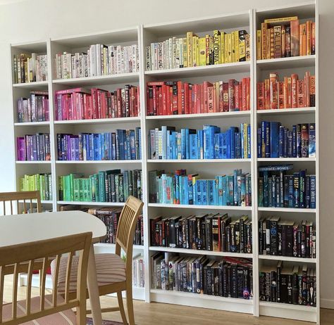 Color Coded Library, Bookshelf By Color, Rainbow Bookshelf Aesthetic, Color Coded Bookshelf, Bookshelf Bedroom Ideas, Bookshelves Organizing, Bedroom With Books, Books Aesthetic Bookshelves, Rainbow Bookshelf