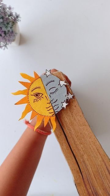 Moon Bookmark Diy, Sun And Moon Bookmark, Butterfly Bookmarks Diy, How To Make Bookmarks Diy, Sun Bookmark, Cute Diy Bookmarks, Cute Bookmarks Diy, Bookmark Ideas Diy, Cute Bookmarks Handmade