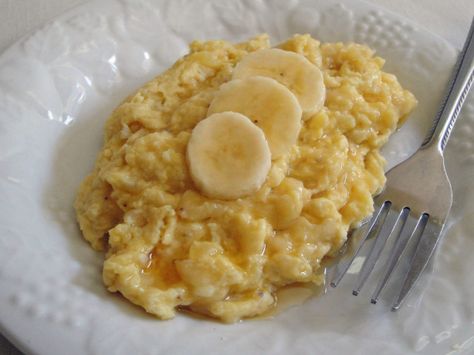 Pic only: Banana Scrambled Eggs. Mashed banana, eggs, nutmeg, cinnamon & a pinch of allspice. Sounds gross, tastes delish! Breakfast Oats Overnight, Banana French Toast, Scrambled Eggs Recipe, Gross Food, Mexican Breakfast Recipes, Banana And Egg, Fried Bananas, Egg Recipe, Eggs Recipe