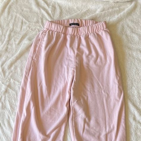 Pink Brandy Melville Sweatpants Pink Brandy Sweatpants, Brandy Sweatpants Outfit, Pink Sweatpants Outfit, Brandy Sweatpants, Pink Brandy Melville, Brandy Melville Sweatpants, Hollister Sweatpants, Waist Length Hair, Sweatpants Outfits