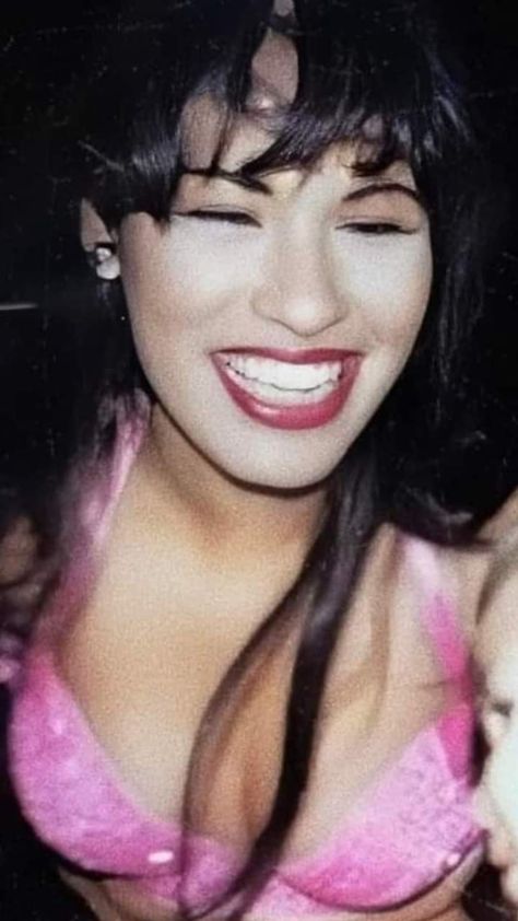 Selena Quintanilla Pink, Selena Quintanilla Wallpaper, Victor Corpse Bride, Selena Quintanilla Outfits, Selena Quintanilla Fashion, Woman Images, Selena Pictures, Pic Beautiful, Singer Fashion