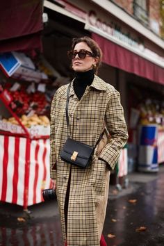 Fall Fashion Vintage Paris Fashion, Plaid Coat Outfit, Winter Coat Trends, Style Anglais, Quoi Porter, Coat Trends, Paris Fashion Week Street Style, Vintage Paris, Street Style Winter