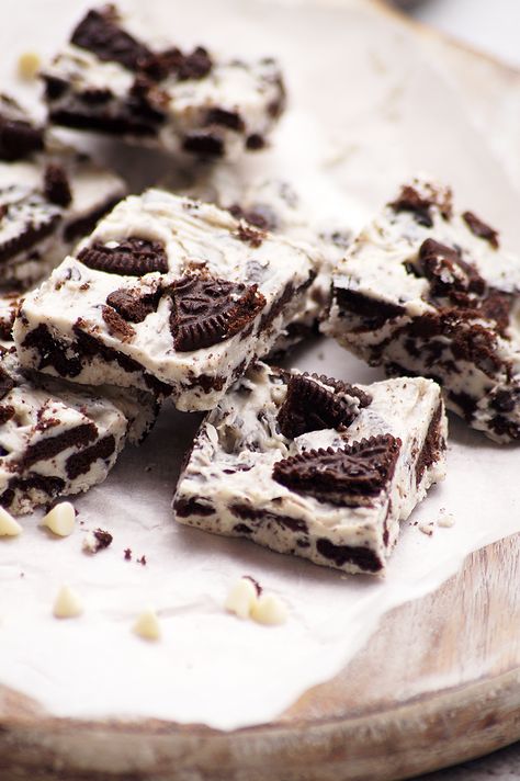 Oreo Bark Recipe, Homemade Christmas Candy, Christmas Cookie Tray, Christmas Bark Recipes, Oreo Bark, Christmas Candy Homemade, Vegetarian Cookies, Oreo Cream, Treat Table