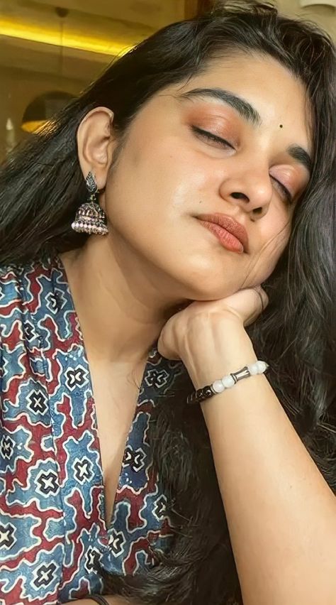 Natural Beauty Face Women, Nivetha Thomas Hot Back, Nivetha Thomas, India Women, Indian Natural Beauty, Desi Beauty, Instagram Aesthetic, Style Design, Love Art