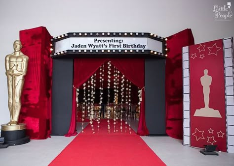 Entrance to a Hollywood + Oscars Inspired 1st Birthday Party via Kara's Party Ideas KarasPartyIdeas.com (16) Broadway Theme, Deco Cinema, Hollywood Birthday Parties, Oscars Party Ideas, Broadway Party, Red Carpet Theme, Hollywood Birthday, Hollywood Night, Hollywood Party Theme