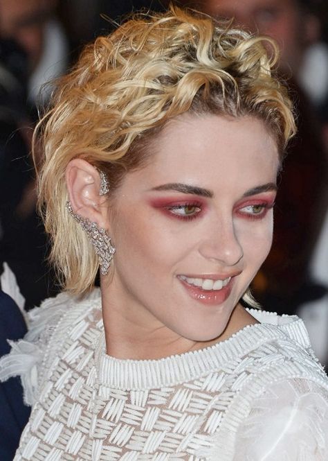 12 Worst Celebrity Powder Flashback Makeup Fails of All Time – SheKnows Flashback Makeup, Kristen Stewart Personal Shopper, Kristen Stewart Eyes, Makeup Gone Wrong, Red Eyeshadow Look, Kristen Stewart Hair, Makeup Fails, Kristin Stewart, Red Eyeshadow