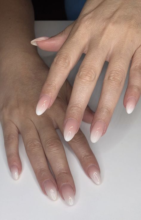 Faded White French Tip Nails, Ombré White Tip, Ambre Nails Ombre Natural, Simple White Ombre Nails, White Degrade Nails, Gradual French Tip Nails, Classic French Ombre Nails, Natural French Fade Nails, Ombre Cream Nails