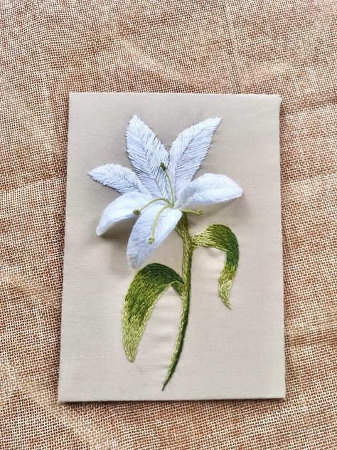 White Lily Embroidery, Lily Flower Embroidery, Christmas Beanies, Embroidered Lily, Lily Embroidery, Stump Work, Lilly Flower, Embroidery 3d, Christmas Beanie