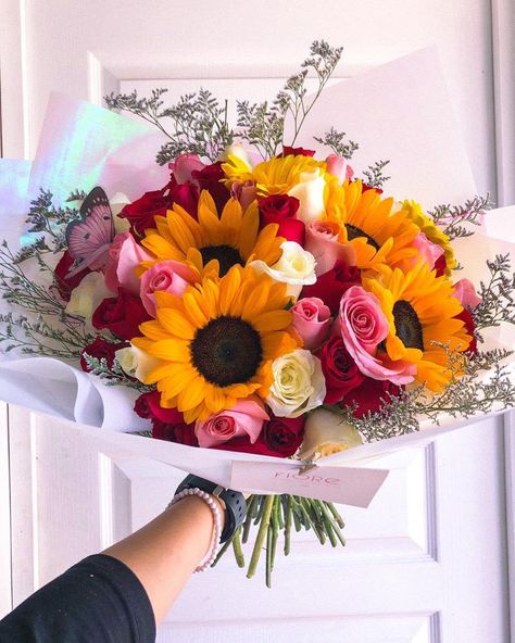 Roses Sunflower Bouquet, Sunflower Pink Bouquet, Red And Pink Roses With Sunflowers, Birthday Flowers Bouquet Sunflowers, Bouquet Sunflower Aesthetic, Illustration Sunflower, Sunflower And Rose Bouquet Valentines, Tattoos Sunflower, Sunflower Inspiration