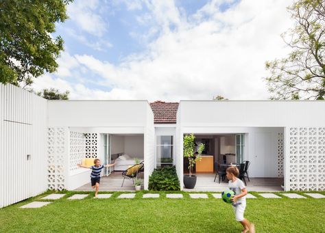 Breeze Block Wall, Block House, Breeze Blocks, Red Brick House, Eva Marie, Mid Century Architecture, Timber Deck, Architect House, House Extensions